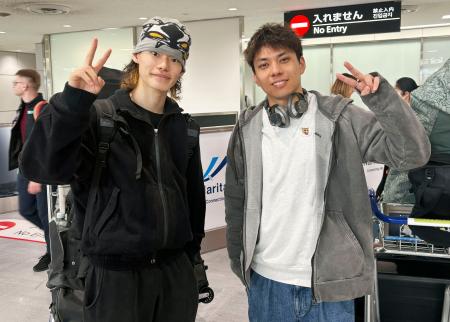 <p>　今季最終戦を終えて帰国したスノーボード男子の山田琉聖（左）と平野流佳＝２３日午前、成田空港</p>