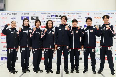 <p>　アジア大会競泳代表に決まった（左から）成田実生、池江璃花子、鈴木聡美、梶本一花、松下知之、大橋信、田渕海斗、村佐達也＝２３日、東京都内</p>
