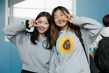 <p>　プラハの空港に到着し、ポーズをとるフィギュアスケート女子の坂本花織（右）と中井亜美＝２３日（共同）</p>