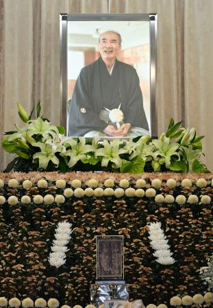 <p>　大相撲元大関若嶋津、日高六男さんの通夜で祭壇に飾られた遺影＝２３日午後、千葉県市川市</p>