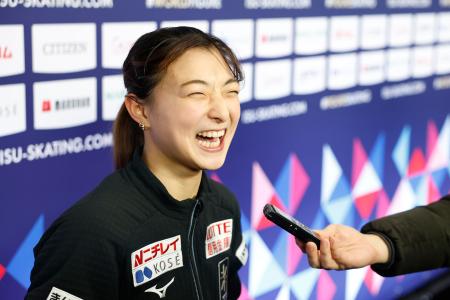 <p>　公式練習を終え、取材に応じる坂本花織＝プラハ（共同）</p>