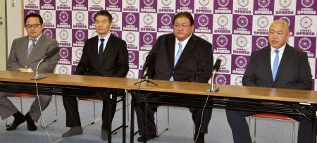 <p>　新理事に就任し、記者会見する（左から）尾上親方、片男波親方、追手風親方、藤島親方＝２５日、大阪市内</p>