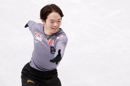<p>　公式練習で調整する鍵山優真＝プラハ（共同）</p>