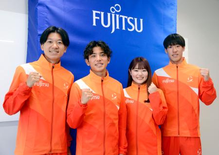 <p>　富士通陸上部に新加入する（左から）伊藤蒼唯、上原琉翔、柳井綾音、小川大輝＝２７日、川崎市</p>