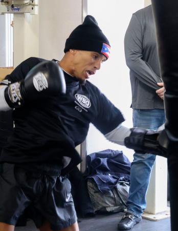 <p>　練習を公開したＷＢＡ、ＷＢＯライトフライ級２団体統一王者のレネ・サンティアゴ＝２８日、東京都新宿区</p>