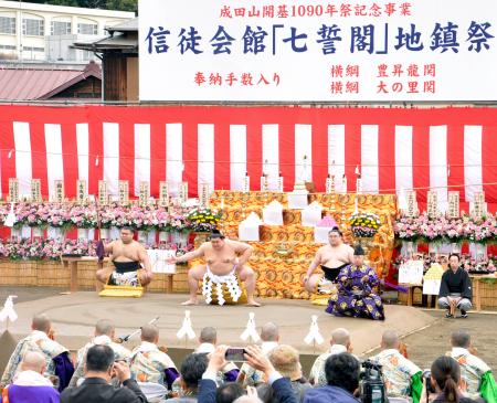 <p>　成田山新勝寺で奉納土俵入りを披露する横綱大の里＝２８日、千葉県成田市</p>