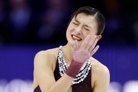 <p>　現役最後の演技を終え、涙する坂本花織＝プラハ（共同）</p>