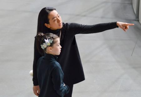 <p>　試合会場で生徒を指導する浅田真央さん＝２８日、東京辰巳アイスアリーナ</p>
