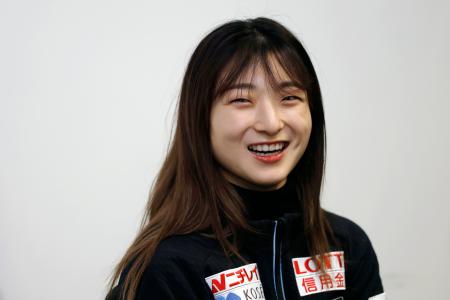 <p>　優勝から一夜明け、取材に応じる坂本花織＝２８日、プラハ（共同）</p>