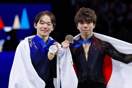 <p>　男子の表彰式でメダルを掲げる２位の鍵山優真（左）と３位の佐藤駿＝プラハ（共同）</p>