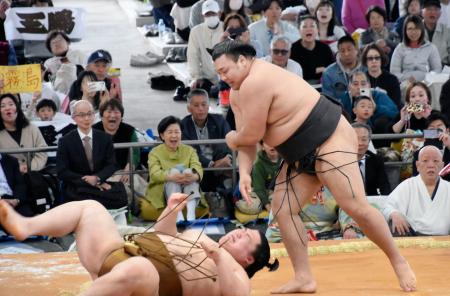 <p>　大相撲の春巡業に参加した霧島（右）＝三重県伊勢市</p>