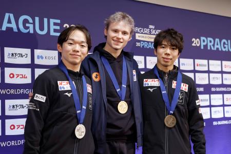 <p>　メダリスト記者会見で撮影に応じる（左から）２位の鍵山優真、優勝のイリア・マリニン、３位の佐藤駿＝プラハ（共同）</p>