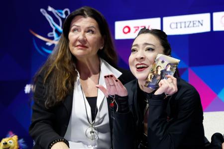 <p>　アイスダンスフリーの演技を終え、キスアンドクライで亡き兄クリスさんの写真を掲げるアリソン・リード（右）＝プラハ（共同）</p>