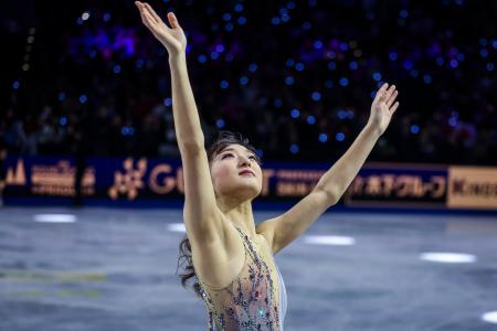 <p>　世界フィギュアのエキシビションで観客に手を振る坂本花織＝２９日、プラハ（ゲッティ＝共同）</p>