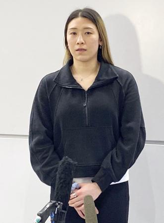 <p>　イタリア１部リーグのノバラでのシーズンを終え、取材に応じるバレーボール女子日本代表の石川真佑＝３０日、成田空港</p>