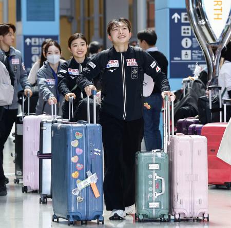 <p>　プラハから帰国した坂本花織（手前）ら＝３１日、関西空港</p>
