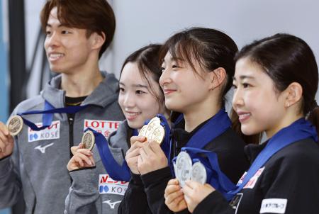 <p>　プラハから帰国し、メダルを手に取材に応じる（右から）千葉百音、坂本花織ら＝３１日、関西空港</p>