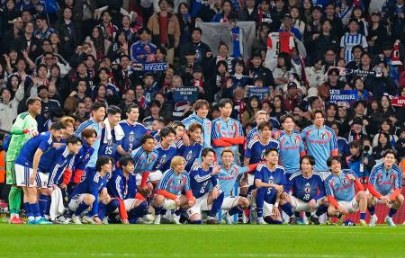 <p>　サッカー国際親善試合でイングランドから初勝利を挙げ、サポーターと写真に納まる日本代表の選手たち＝３月３１日、ロンドンのウェンブリー競技場（共同）</p>