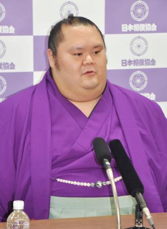 <p>　引退記者会見で心境を語る元幕内千代丸＝２日、東京・両国国技館</p>