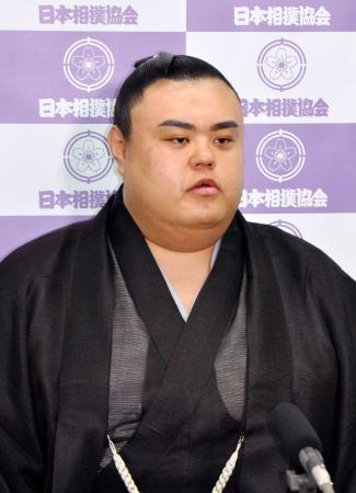 <p>　記者会見で心境を語る元幕内英乃海＝３日、東京・両国国技館</p>