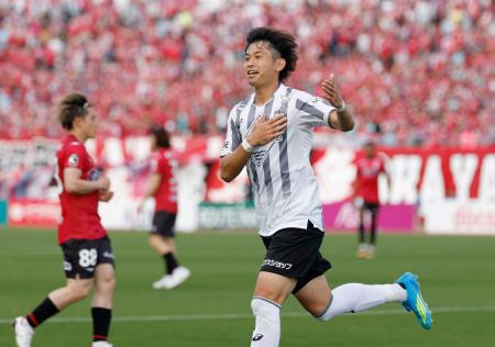 <p>　岡山―神戸　後半、チーム４点目のゴールを決め、駆け出す神戸・郷家＝ＪＦＥス</p>