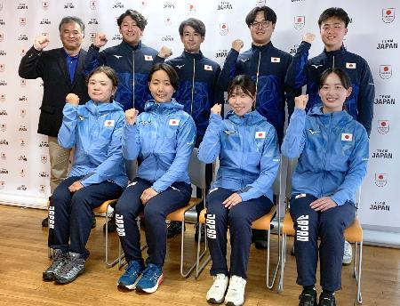 <p>　アーチェリーの愛知・名古屋アジア大会代表に決まった選手ら。前列右から園田稚、朝久野奈波、大田楓子、佐藤真理子。後列右から舟橋悠矢、青島鉄也、中西絢哉、河本尚己＝５日、東京都江東区</p>