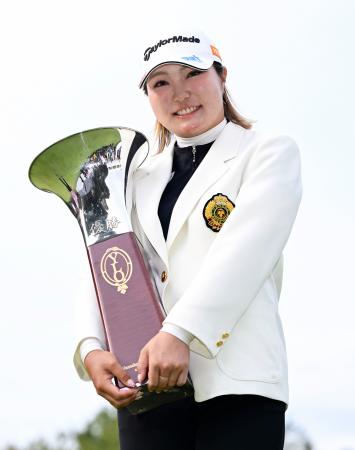 　プレーオフを制し、優勝トロフィーを手に笑顔の高橋彩華＝葛城ＧＣ