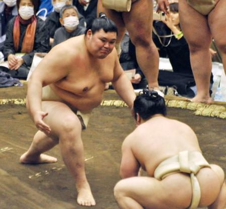 <p>　大相撲春巡業のぶつかり稽古で胸を出す大の里＝石川県小松市</p>