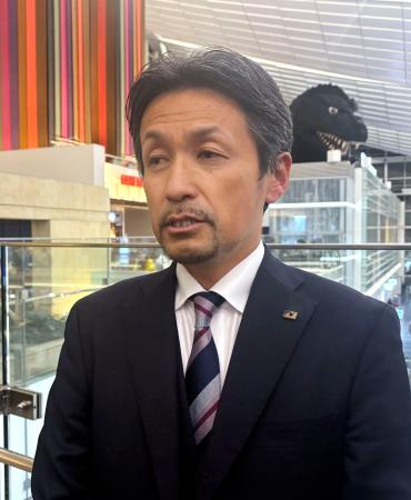 <p>　サッカー女子日本代表「なでしこジャパン」の米国遠征への出発前に取材に応じる、狩野倫久監督代行＝７日、羽田空港</p>