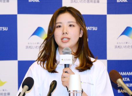 <p>　シーズン報告会で話すスノーボード女子の三木つばき＝９日、浜松市</p>