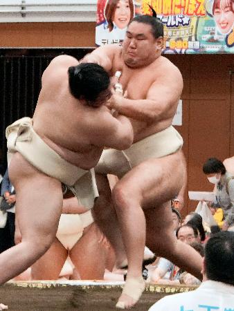 <p>　春巡業で汗を流す豊昇龍（右）＝静岡県三島市</p>