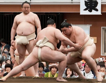 <p>　春巡業で汗を流す大の里（右）＝静岡県三島市</p>