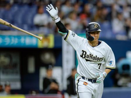 <p>　１０回オリックス１死三塁、西川が中前にサヨナラ打を放つ＝京セラドーム</p>