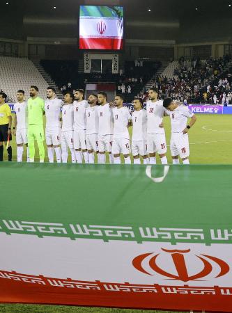 <p>　２０２５年６月、サッカーＷ杯アジア予選カタール戦を前に国歌を聞くイラン代表＝ドーハ（ロイター＝共同）</p>