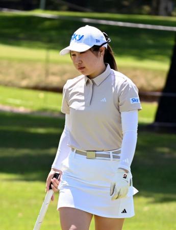 <p>　プロアマ戦で調整する荒木優奈＝熊本空港ＣＣ</p>
