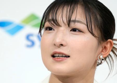 　現役引退の記者会見で涙を流すフィギュアスケート女子の坂本花織＝１３日、神戸市内のホテル