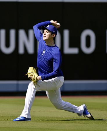 　キャッチボールするドジャース・佐々木＝ロサンゼルス（共同）