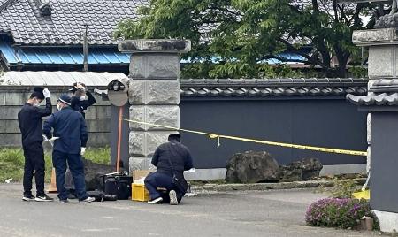 　強盗殺人事件があった女性の住宅前に集まった捜査関係者＝１５日、栃木県上三川町