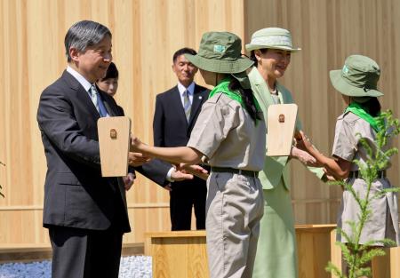 　松山市で開かれた第７６回全国植樹祭の式典に出席された天皇、皇后両陛下＝１７日午後（代表撮影）