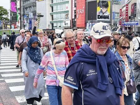　東京・渋谷のスクランブル交差点を歩く訪日客＝４月
