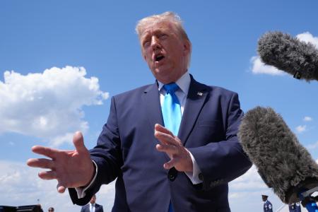　米東部メリーランド州のアンドルーズ空軍基地で報道陣に話すトランプ大統領＝２０日（ＡＰ＝共同）
