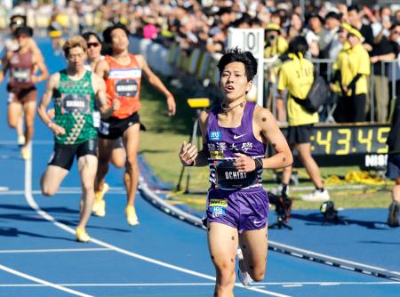 陸上ミドルディスタンス・サーキット東京大会の男子８００メートルでゴールした落合晃。１分４３秒４５の日本記録で優勝＝世田谷区総合運動場陸上競技場
