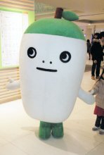 客と触れ合う森の妖精　ツダヌン（習志野のモリシア津田沼）　【ちば　ゆるキャラコレクション】