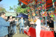 福集める「縁起熊手」　「酉の市」盛況　船橋大神宮　【師走スケッチ】