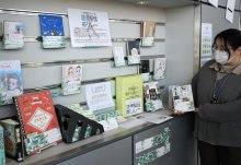 本の帯で感想共有　コロナ禍の市民つなぐ　お薦め紹介特設ブース　富里市立図書館