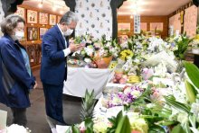 死んだ２頭の冥福祈る　市原ぞうの国　小出市長が献花