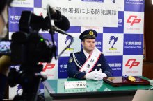 ウルフ選手が一日署長　広報動画で事故防止熱演　浦安署