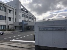 ８８歳運転の車にはねられ妻死亡　男性けが　「踏み間違えた」車数台に衝突　横芝光、店舗の駐車場