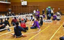 パラ加藤選手熱血指導　「夢持ち成長して」とエール　安房拓心高生徒シッティングバレー体験　南房総