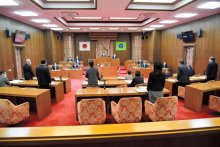 ＜多古町長逮捕＞議会、辞職勧告決議案を否決　「判断は時期尚早」　公選法違反事件で提出も１票差で